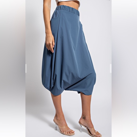 ✨RESTOCKED✨FABULOUS MIDI BUBBLE HEM PANTS - Picture 2 of 5